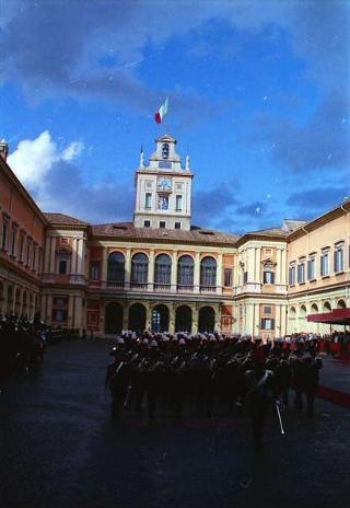 Cerimonia del cambio di denominazione del Comando carabinieri guardie del Presidente della Repubblica in "Reggimento Carabinieri Guardie della Repubblica" e deposizione di una corona d'alloro, da parte del Presidente della Repubblica, sulla Tomba del Milite Ignoto