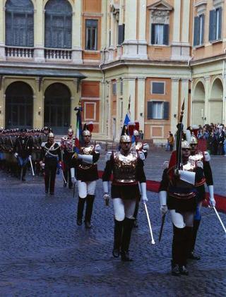 Cerimonia del cambio di denominazione del Comando carabinieri guardie del Presidente della Repubblica in "Reggimento Carabinieri Guardie della Repubblica" e deposizione di una corona d'alloro, da parte del Presidente della Repubblica, sulla Tomba del Milite Ignoto