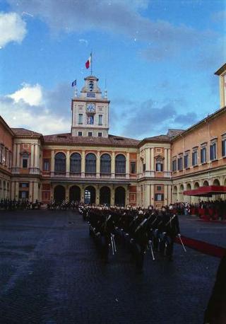 Cerimonia del cambio di denominazione del Comando carabinieri guardie del Presidente della Repubblica in "Reggimento Carabinieri Guardie della Repubblica" e deposizione di una corona d'alloro, da parte del Presidente della Repubblica, sulla Tomba del Milite Ignoto