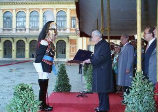 Cerimonia del cambio di denominazione del Comando carabinieri guardie del Presidente della Repubblica in "Reggimento Carabinieri Guardie della Repubblica" e deposizione di una corona d'alloro, da parte del Presidente della Repubblica, sulla Tomba del Milite Ignoto