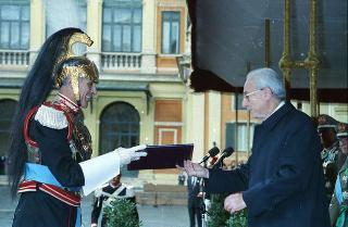 Cerimonia del cambio di denominazione del Comando carabinieri guardie del Presidente della Repubblica in "Reggimento Carabinieri Guardie della Repubblica" e deposizione di una corona d'alloro, da parte del Presidente della Repubblica, sulla Tomba del Milite Ignoto