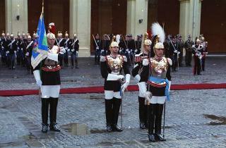 Cerimonia del cambio di denominazione del Comando carabinieri guardie del Presidente della Repubblica in "Reggimento Carabinieri Guardie della Repubblica" e deposizione di una corona d'alloro, da parte del Presidente della Repubblica, sulla Tomba del Milite Ignoto