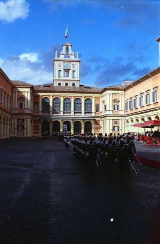 Cerimonia del cambio di denominazione del Comando carabinieri guardie del Presidente della Repubblica in "Reggimento Carabinieri Guardie della Repubblica" e deposizione di una corona d'alloro, da parte del Presidente della Repubblica, sulla Tomba del Milite Ignoto