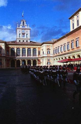 Cerimonia del cambio di denominazione del Comando carabinieri guardie del Presidente della Repubblica in "Reggimento Carabinieri Guardie della Repubblica" e deposizione di una corona d'alloro, da parte del Presidente della Repubblica, sulla Tomba del Milite Ignoto