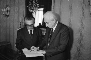 Il Presidente della Repubblica Francesco Cossiga incontra Bernardo Razzotti, presidente dell'Associazione donatori di sangue di Lanciano, con una delegazione di donatori frentani