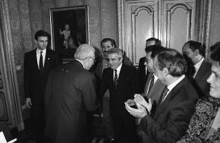 Il Presidente della Repubblica Francesco Cossiga incontra Bernardo Razzotti, presidente dell'Associazione donatori di sangue di Lanciano, con una delegazione di donatori frentani