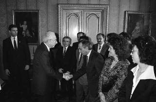 Il Presidente della Repubblica Francesco Cossiga incontra Bernardo Razzotti, presidente dell'Associazione donatori di sangue di Lanciano, con una delegazione di donatori frentani