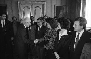 Il Presidente della Repubblica Francesco Cossiga incontra Bernardo Razzotti, presidente dell'Associazione donatori di sangue di Lanciano, con una delegazione di donatori frentani
