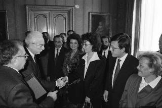 Il Presidente della Repubblica Francesco Cossiga incontra Bernardo Razzotti, presidente dell'Associazione donatori di sangue di Lanciano, con una delegazione di donatori frentani