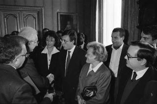 Il Presidente della Repubblica Francesco Cossiga incontra Bernardo Razzotti, presidente dell'Associazione donatori di sangue di Lanciano, con una delegazione di donatori frentani