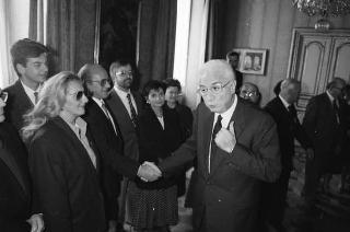 Il Presidente della Repubblica Francesco Cossiga incontra Bernardo Razzotti, presidente dell'Associazione donatori di sangue di Lanciano, con una delegazione di donatori frentani