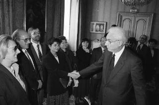 Il Presidente della Repubblica Francesco Cossiga incontra Bernardo Razzotti, presidente dell'Associazione donatori di sangue di Lanciano, con una delegazione di donatori frentani