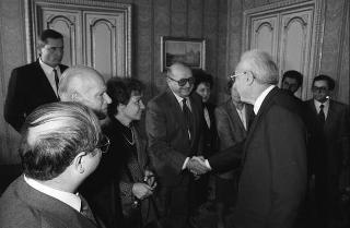 Il Presidente della Repubblica Francesco Cossiga incontra Bernardo Razzotti, presidente dell'Associazione donatori di sangue di Lanciano, con una delegazione di donatori frentani