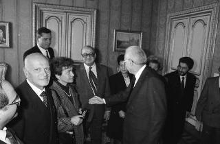 Il Presidente della Repubblica Francesco Cossiga incontra Bernardo Razzotti, presidente dell'Associazione donatori di sangue di Lanciano, con una delegazione di donatori frentani