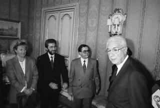 Il Presidente della Repubblica Francesco Cossiga incontra Bernardo Razzotti, presidente dell'Associazione donatori di sangue di Lanciano, con una delegazione di donatori frentani
