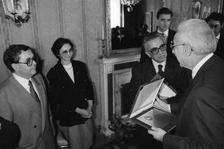 Il Presidente della Repubblica Francesco Cossiga incontra Bernardo Razzotti, presidente dell'Associazione donatori di sangue di Lanciano, con una delegazione di donatori frentani