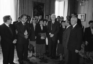 Il Presidente della Repubblica Francesco Cossiga incontra Bernardo Razzotti, presidente dell'Associazione donatori di sangue di Lanciano, con una delegazione di donatori frentani