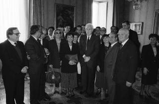Il Presidente della Repubblica Francesco Cossiga incontra Bernardo Razzotti, presidente dell'Associazione donatori di sangue di Lanciano, con una delegazione di donatori frentani
