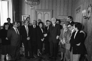 Il Presidente della Repubblica Francesco Cossiga incontra Bernardo Razzotti, presidente dell'Associazione donatori di sangue di Lanciano, con una delegazione di donatori frentani