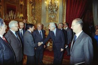 Il Presidente della Repubblica Francesco Cossiga riceve in udienza Carlo Orlandini, presidente dell'Associazione per lo sviluppo professionale degli handicappati nel campo dell'informatica, con una delegazione di allievi e ex allievi dell'Istituto