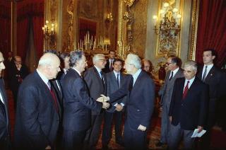 Il Presidente della Repubblica Francesco Cossiga riceve in udienza Carlo Orlandini, presidente dell'Associazione per lo sviluppo professionale degli handicappati nel campo dell'informatica, con una delegazione di allievi e ex allievi dell'Istituto