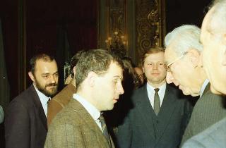 Il Presidente della Repubblica Francesco Cossiga riceve in udienza Carlo Orlandini, presidente dell'Associazione per lo sviluppo professionale degli handicappati nel campo dell'informatica, con una delegazione di allievi e ex allievi dell'Istituto