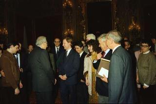 Il Presidente della Repubblica Francesco Cossiga riceve in udienza Carlo Orlandini, presidente dell'Associazione per lo sviluppo professionale degli handicappati nel campo dell'informatica, con una delegazione di allievi e ex allievi dell'Istituto