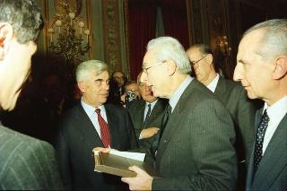 Il Presidente della Repubblica Francesco Cossiga riceve in udienza Carlo Orlandini, presidente dell'Associazione per lo sviluppo professionale degli handicappati nel campo dell'informatica, con una delegazione di allievi e ex allievi dell'Istituto