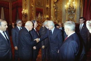 Il Presidente della Repubblica Francesco Cossiga riceve in udienza Carlo Orlandini, presidente dell'Associazione per lo sviluppo professionale degli handicappati nel campo dell'informatica, con una delegazione di allievi e ex allievi dell'Istituto