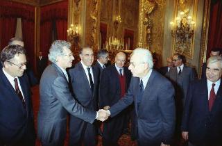 Il Presidente della Repubblica Francesco Cossiga riceve in udienza Carlo Orlandini, presidente dell'Associazione per lo sviluppo professionale degli handicappati nel campo dell'informatica, con una delegazione di allievi e ex allievi dell'Istituto