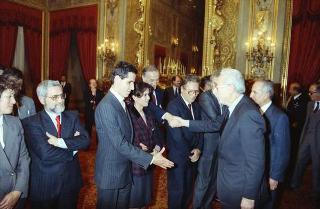 Il Presidente della Repubblica Francesco Cossiga riceve in udienza Carlo Orlandini, presidente dell'Associazione per lo sviluppo professionale degli handicappati nel campo dell'informatica, con una delegazione di allievi e ex allievi dell'Istituto