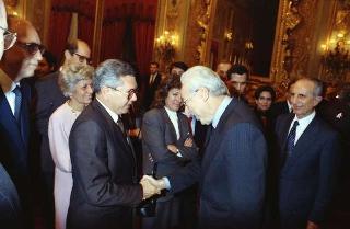 Il Presidente della Repubblica Francesco Cossiga riceve in udienza Carlo Orlandini, presidente dell'Associazione per lo sviluppo professionale degli handicappati nel campo dell'informatica, con una delegazione di allievi e ex allievi dell'Istituto