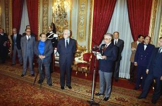 Il Presidente della Repubblica Francesco Cossiga riceve in udienza Carlo Orlandini, presidente dell'Associazione per lo sviluppo professionale degli handicappati nel campo dell'informatica, con una delegazione di allievi e ex allievi dell'Istituto