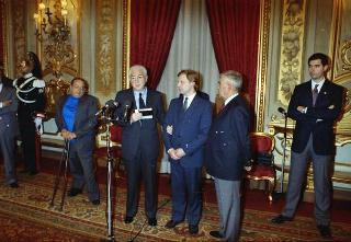 Il Presidente della Repubblica Francesco Cossiga riceve in udienza Carlo Orlandini, presidente dell'Associazione per lo sviluppo professionale degli handicappati nel campo dell'informatica, con una delegazione di allievi e ex allievi dell'Istituto