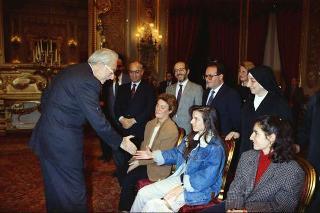 Il Presidente della Repubblica Francesco Cossiga riceve in udienza Carlo Orlandini, presidente dell'Associazione per lo sviluppo professionale degli handicappati nel campo dell'informatica, con una delegazione di allievi e ex allievi dell'Istituto