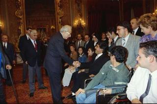 Il Presidente della Repubblica Francesco Cossiga riceve in udienza Carlo Orlandini, presidente dell'Associazione per lo sviluppo professionale degli handicappati nel campo dell'informatica, con una delegazione di allievi e ex allievi dell'Istituto