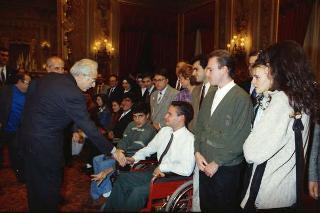 Il Presidente della Repubblica Francesco Cossiga riceve in udienza Carlo Orlandini, presidente dell'Associazione per lo sviluppo professionale degli handicappati nel campo dell'informatica, con una delegazione di allievi e ex allievi dell'Istituto