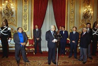 Il Presidente della Repubblica Francesco Cossiga riceve in udienza Carlo Orlandini, presidente dell'Associazione per lo sviluppo professionale degli handicappati nel campo dell'informatica, con una delegazione di allievi e ex allievi dell'Istituto