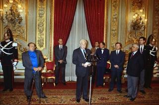Il Presidente della Repubblica Francesco Cossiga riceve in udienza Carlo Orlandini, presidente dell'Associazione per lo sviluppo professionale degli handicappati nel campo dell'informatica, con una delegazione di allievi e ex allievi dell'Istituto
