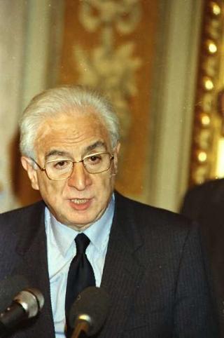 Il Presidente della Repubblica Francesco Cossiga riceve in udienza Carlo Orlandini, presidente dell'Associazione per lo sviluppo professionale degli handicappati nel campo dell'informatica, con una delegazione di allievi e ex allievi dell'Istituto