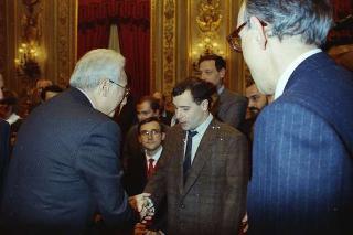 Il Presidente della Repubblica Francesco Cossiga riceve in udienza Carlo Orlandini, presidente dell'Associazione per lo sviluppo professionale degli handicappati nel campo dell'informatica, con una delegazione di allievi e ex allievi dell'Istituto