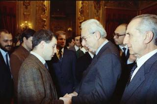 Il Presidente della Repubblica Francesco Cossiga riceve in udienza Carlo Orlandini, presidente dell'Associazione per lo sviluppo professionale degli handicappati nel campo dell'informatica, con una delegazione di allievi e ex allievi dell'Istituto