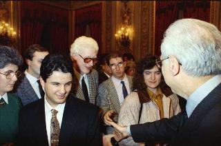 Il Presidente della Repubblica Francesco Cossiga riceve in udienza Carlo Orlandini, presidente dell'Associazione per lo sviluppo professionale degli handicappati nel campo dell'informatica, con una delegazione di allievi e ex allievi dell'Istituto