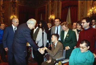 Il Presidente della Repubblica Francesco Cossiga riceve in udienza Carlo Orlandini, presidente dell'Associazione per lo sviluppo professionale degli handicappati nel campo dell'informatica, con una delegazione di allievi e ex allievi dell'Istituto