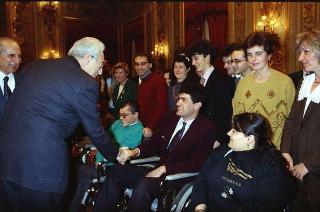 Il Presidente della Repubblica Francesco Cossiga riceve in udienza Carlo Orlandini, presidente dell'Associazione per lo sviluppo professionale degli handicappati nel campo dell'informatica, con una delegazione di allievi e ex allievi dell'Istituto