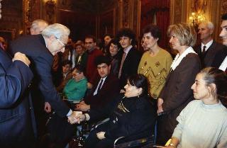 Il Presidente della Repubblica Francesco Cossiga riceve in udienza Carlo Orlandini, presidente dell'Associazione per lo sviluppo professionale degli handicappati nel campo dell'informatica, con una delegazione di allievi e ex allievi dell'Istituto