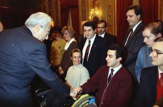 Il Presidente della Repubblica Francesco Cossiga riceve in udienza Carlo Orlandini, presidente dell'Associazione per lo sviluppo professionale degli handicappati nel campo dell'informatica, con una delegazione di allievi e ex allievi dell'Istituto