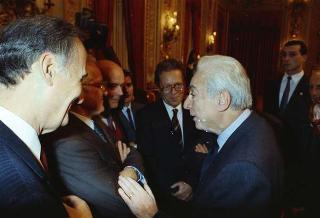 Il Presidente della Repubblica Francesco Cossiga riceve in udienza Carlo Orlandini, presidente dell'Associazione per lo sviluppo professionale degli handicappati nel campo dell'informatica, con una delegazione di allievi e ex allievi dell'Istituto