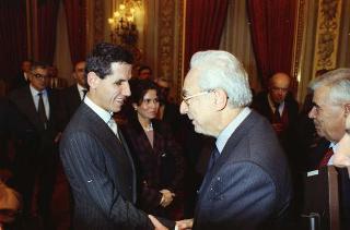 Il Presidente della Repubblica Francesco Cossiga riceve in udienza Carlo Orlandini, presidente dell'Associazione per lo sviluppo professionale degli handicappati nel campo dell'informatica, con una delegazione di allievi e ex allievi dell'Istituto