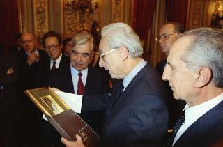 Il Presidente della Repubblica Francesco Cossiga riceve in udienza Carlo Orlandini, presidente dell'Associazione per lo sviluppo professionale degli handicappati nel campo dell'informatica, con una delegazione di allievi e ex allievi dell'Istituto